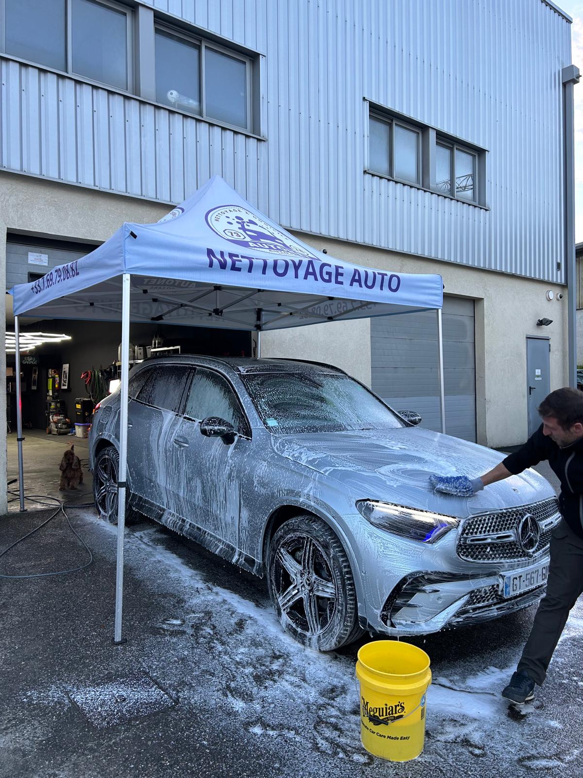 Lavage extérieur d’une Audi RS6 chez Autonet à Annecy. Carrosserie brillante, protection céramique et finition haut de gamme pour un éclat longue durée.