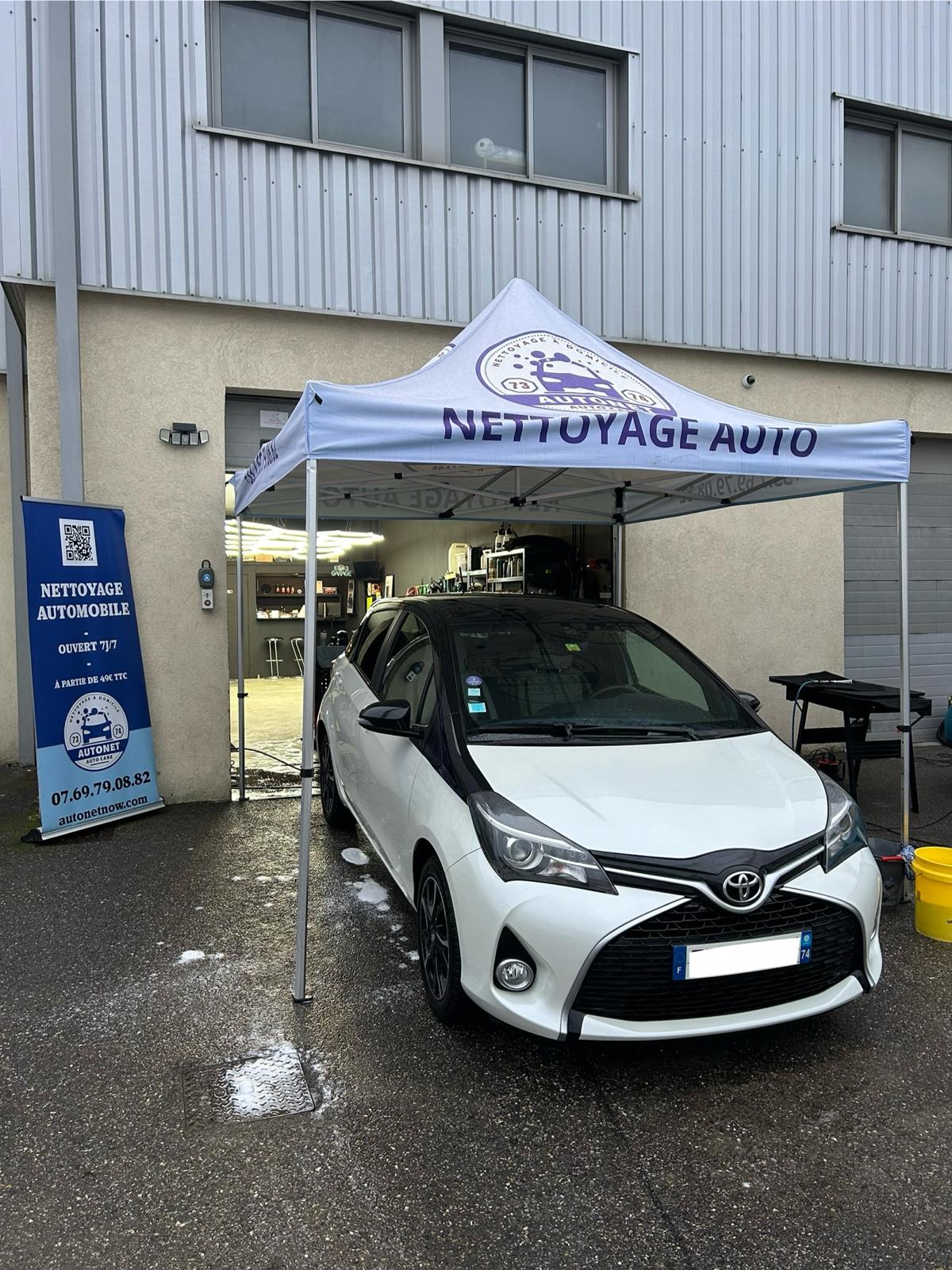 Nettoyage intérieur complet d’une Tesla chez Autonet à Annecy, avec rénovation des cuirs et désinfection pour un habitacle impeccable.