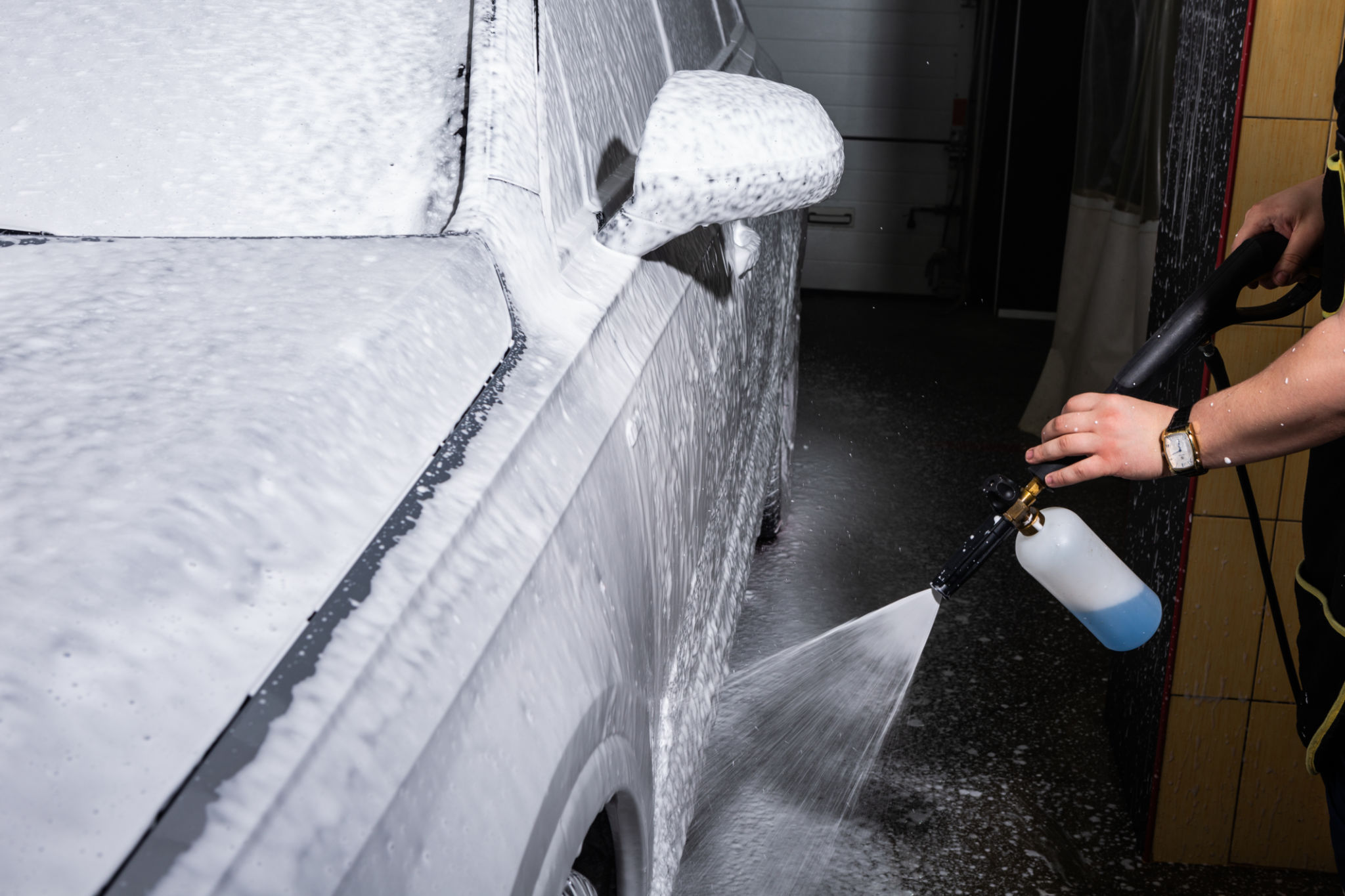 Car washing detailing Nettoyage intérieur complet d’une Tesla chez Autonet à Annecy, avec rénovation des cuirs et désinfection pour un habitacle impeccable.